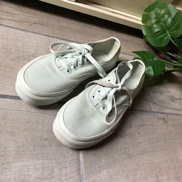 Vans off the wall mint green classic lace up sneakers. Size 1 - Picture 3 of 7